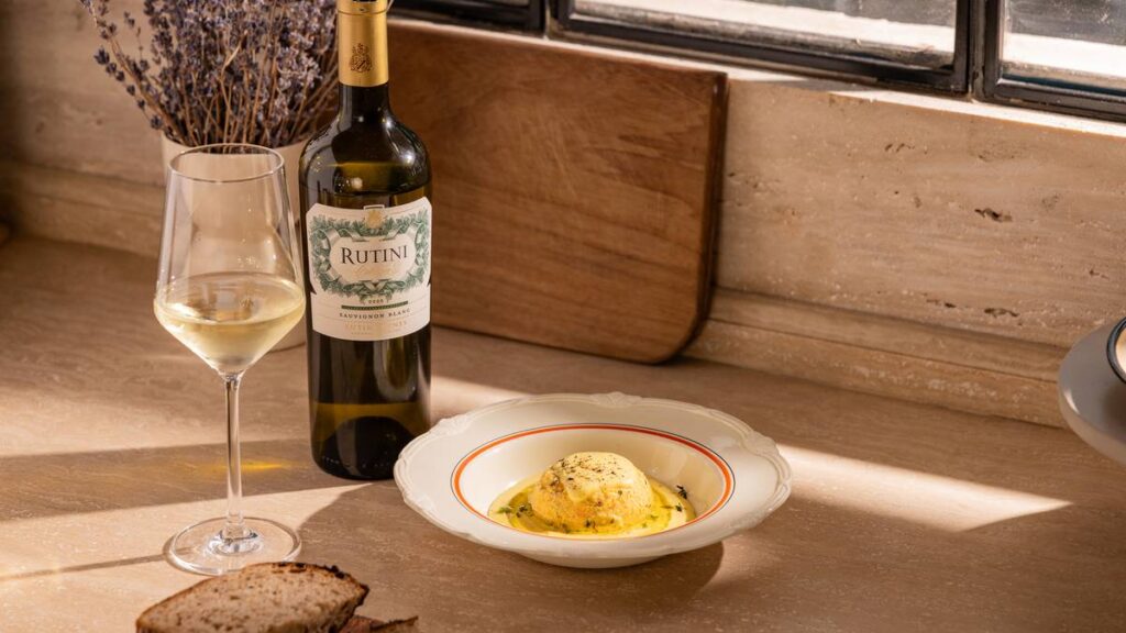 Copa de Rutini Colección Sauvignon Blanc junto a un flan de calabaza con fonduta de parmesano y tomillo fresco