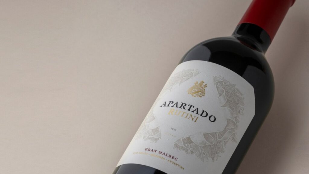 Botella de Rutini Apartado Gran Malbec 2023 con etiqueta blanca y cápsula roja, sobre fondo neutro