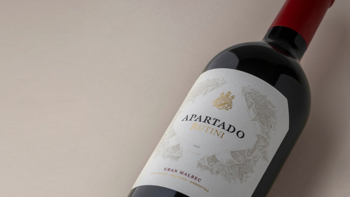 Bottle of Rutini Apartado Gran Malbec 2023 with a white label and red capsule on a neutral background